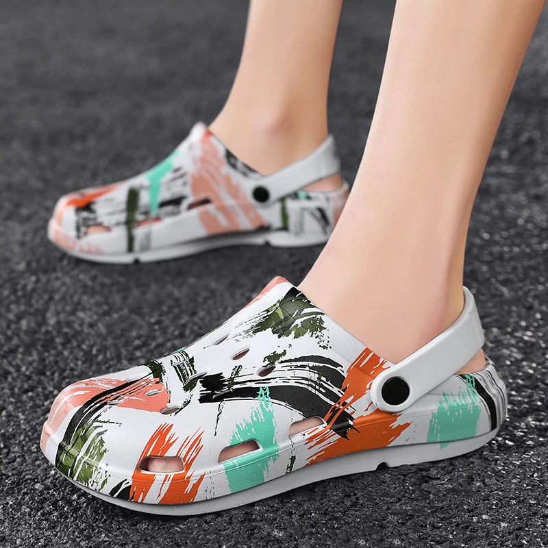 

Мужские сандалии с граффити принтом, легкие пляжные тапки, клоги, камуфляжная расцветка, летняя обувь