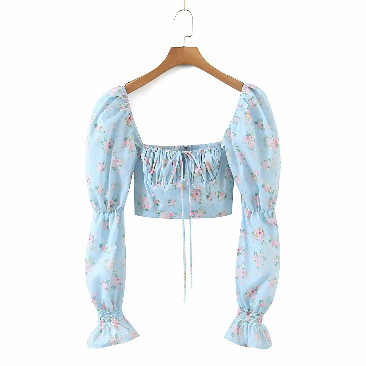 

Короткая рубашка с длинным рукавом и галстуком-бабочкой