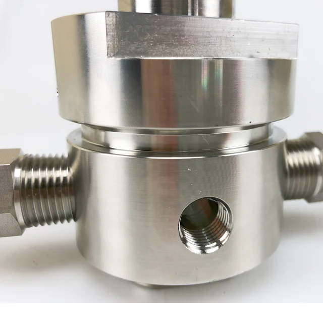 

High flow model regulator with two pressure gauges