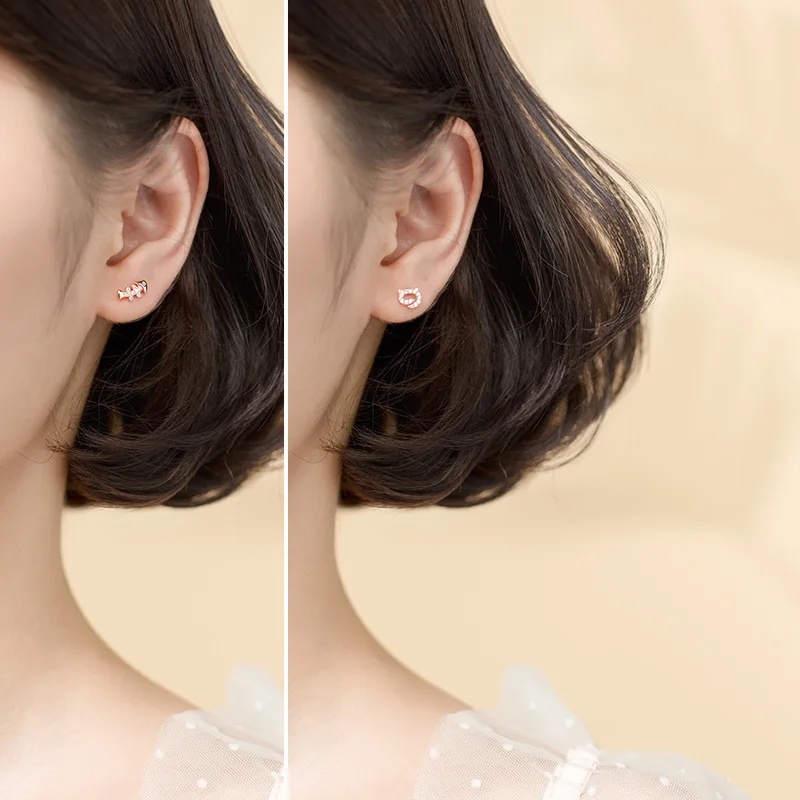 Простые маленькие асимметричные серьги гвоздики с инкрустированным цирконием в