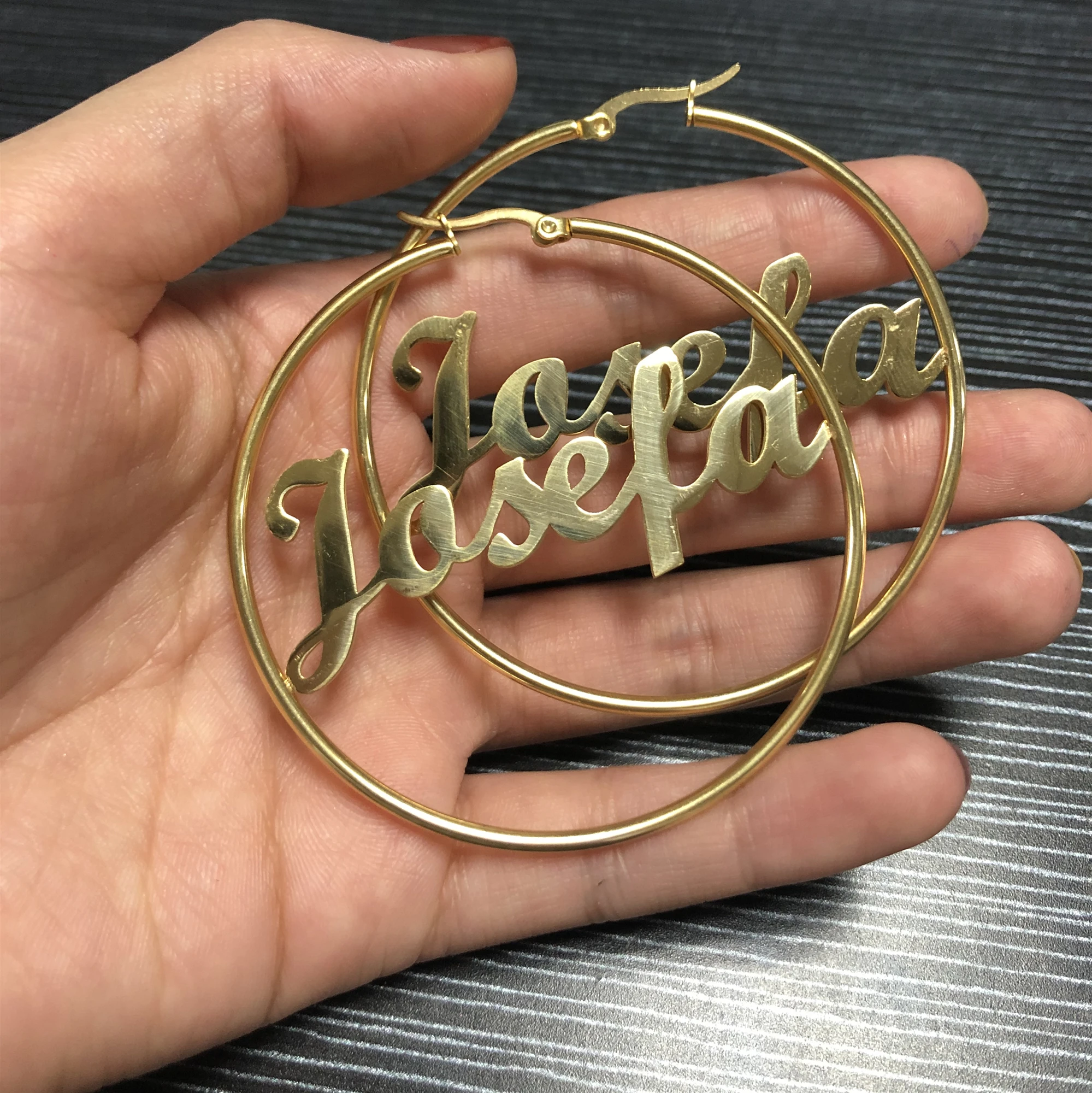 Женские большие круглые серьги с табличкой подвески из белого золота вечерние