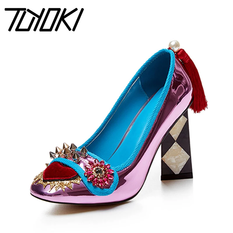 Tuyoki высшего качества для женщин Туфли лодочки нового дизайна с сердцем