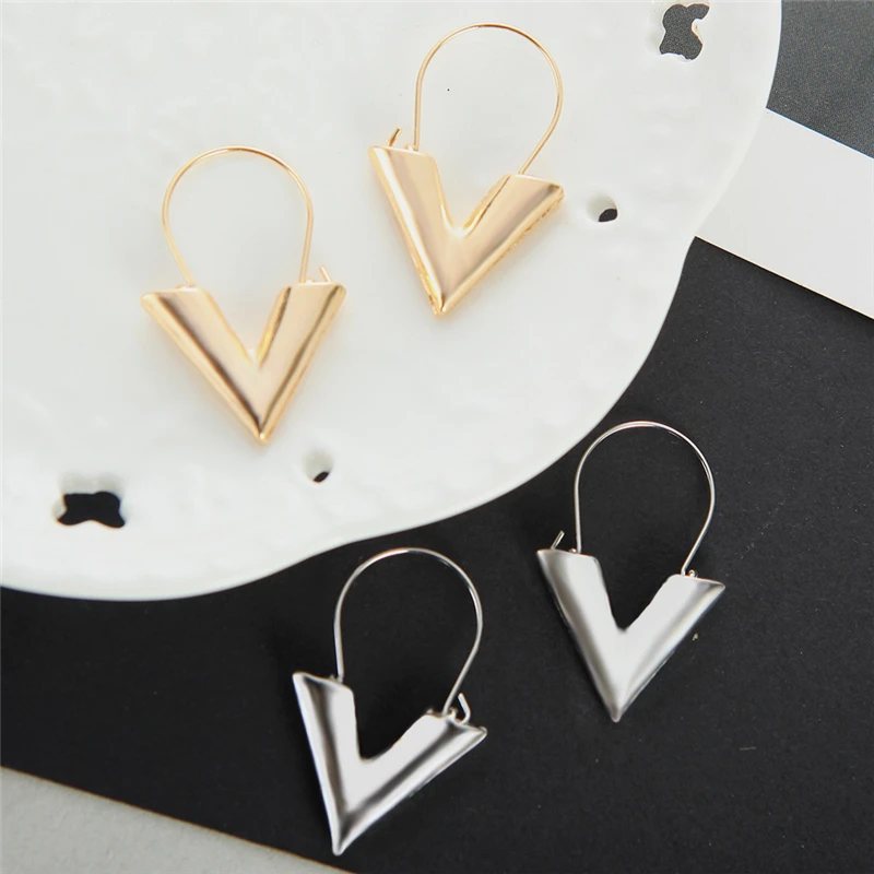 

NEW Delicate Stereoscopic V-Shaped Stud Earrings Women Punk Earrings Piercing Jewelry Jewelry Accessories With High Quality