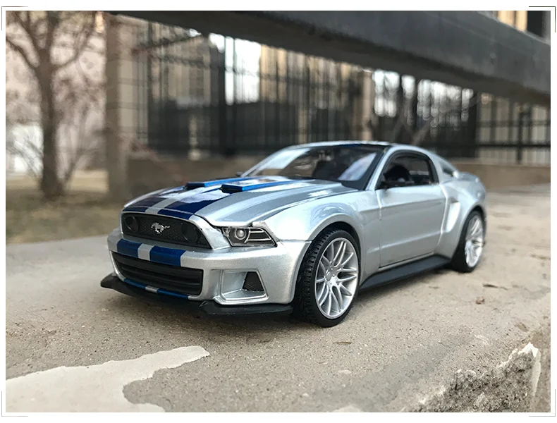 Maisto 1:24 2010 Ford Mustang Roadster имитация сплава Модель автомобиля Моделирование Украшение автомобиля коллекция Подарочная игрушка