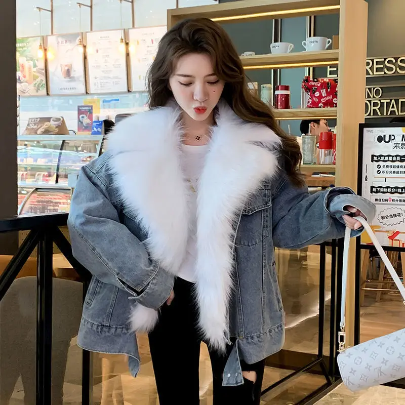 Джинсовая куртка с бархатным утеплителем белая хлопковая большим меховым