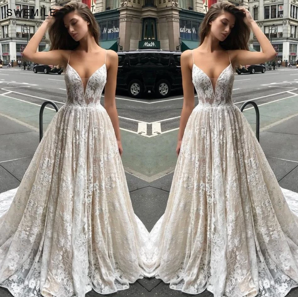 Кружевное длинное платье на тонких бретельках с треугольным вырезом и открытой