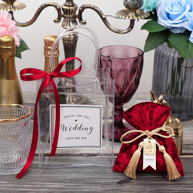 Красные бархатные сумки с золотыми кисточками и металлическими бархатными