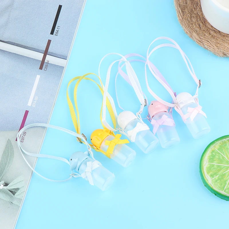 

1 шт. красивые Миниатюрные аксессуары для кукольного домика 1/12, чашка для воды, чайник, игрушки, крышка может быть открыта, случайный цвет