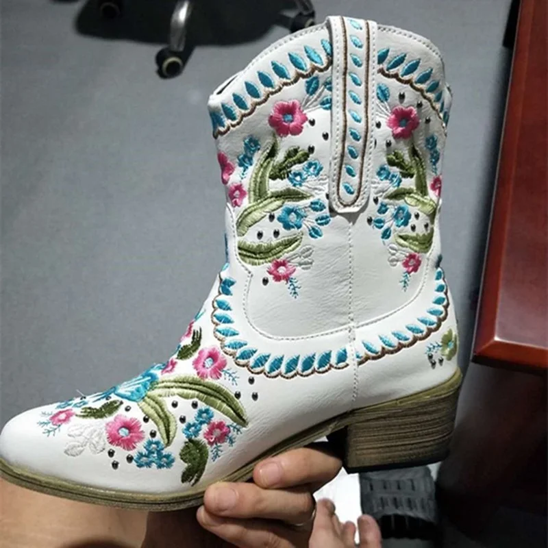 

Autumn/Winter 2021 new pointed rivet embroidered mid-tube boots large size thick heel ladies short boots