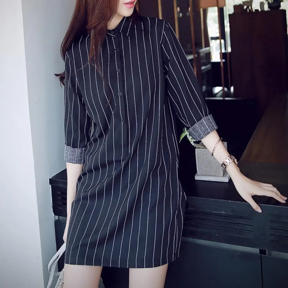 Женское мини платье в полоску с отложным воротником и коротким рукавом