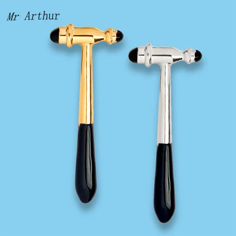 Эмалированная брошь в виде молотка диагностического рефлекса золотая и