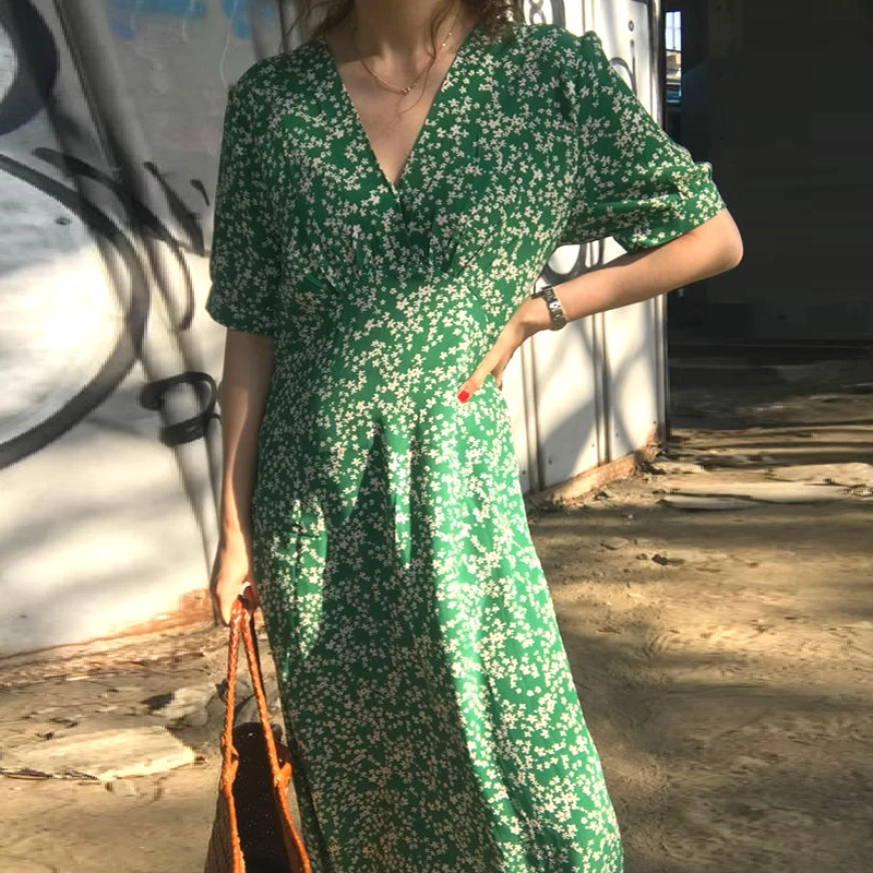 Женское платье с цветочным принтом зеленое средней длины V образным вырезом и