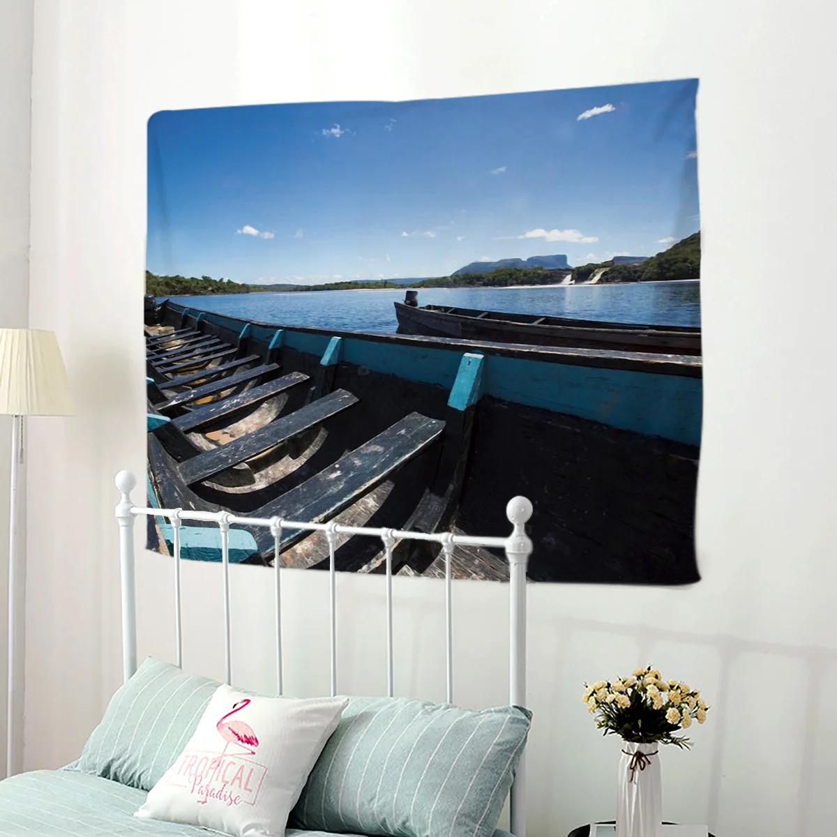 Голубая деревянная лодка перед водопадом хача в лагуне Настенный декор гобелен