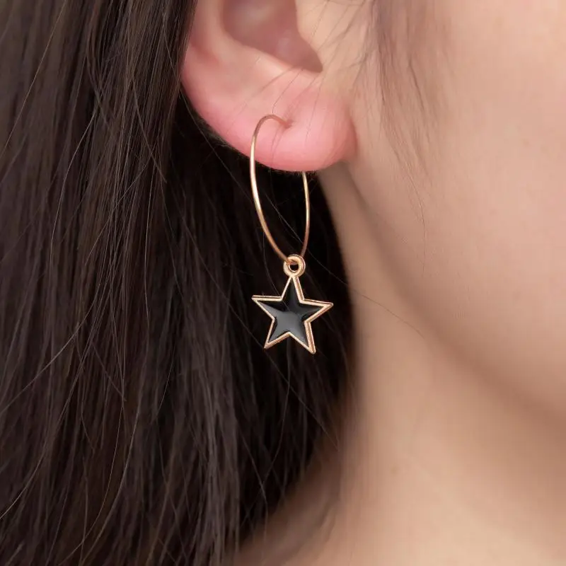 

Популярные европейские и американские модные новые серьги черные мягкие темпераментные женские серьги в стиле панк и ретро с пятиконечным...