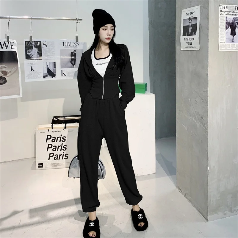 

Спортивный костюм с капюшоном и длинным рукавом