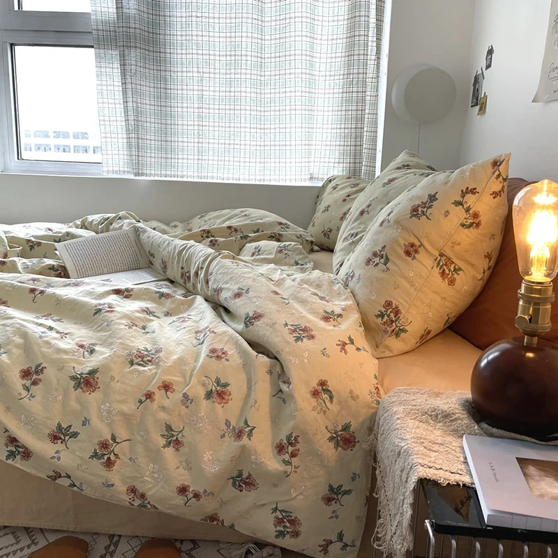 

Cotton or Crystal Velvet Bedding Set Vintage small floral Warm 3/4pcs Bed Sheet Set Pillowcase Duvet Cover Set (Twin Queen Size)