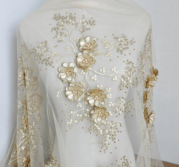 Золотистое шелковое три-выход украшенное трехмерным цветочным рисунком