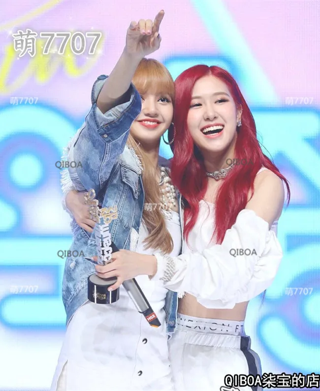 Женская джинсовая куртка с длинным рукавом отложным воротником и бахромой |