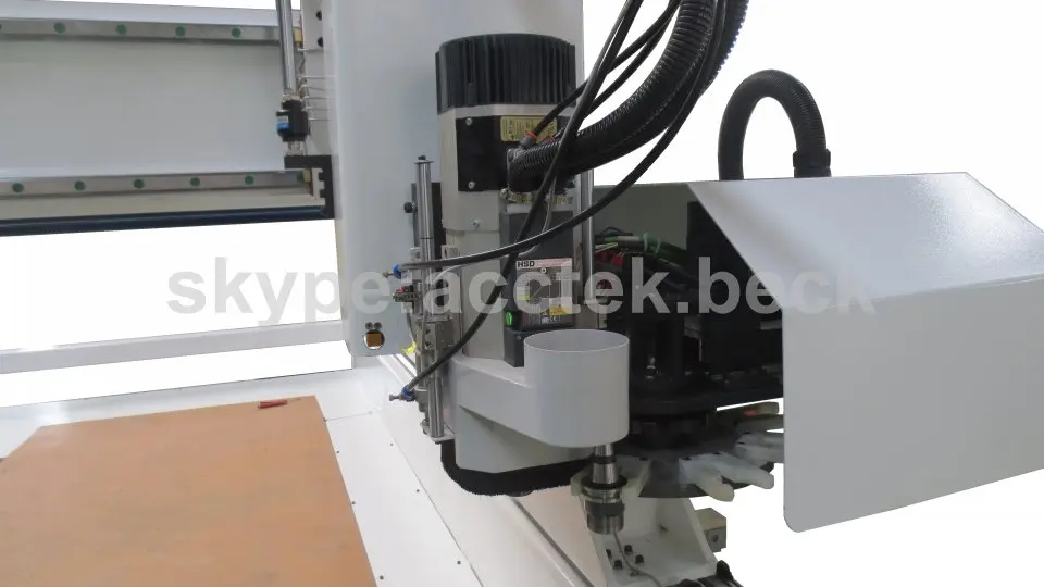 Деревянный фрезерный станок с ЧПУ AKM1325 4axis для дерева многофункциональный по