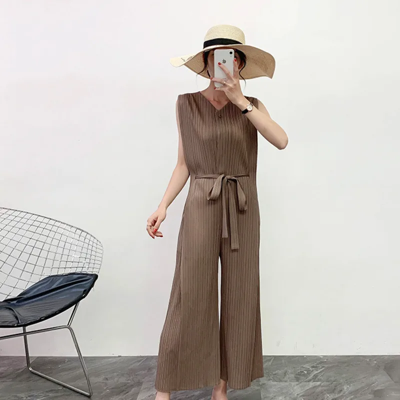 

TVVOVVIN Fashion Pleated Jumpsuit For Women Sleeveless V-neck Solid Color Lace-up Loose Casual Wide Leg Pants UOJH