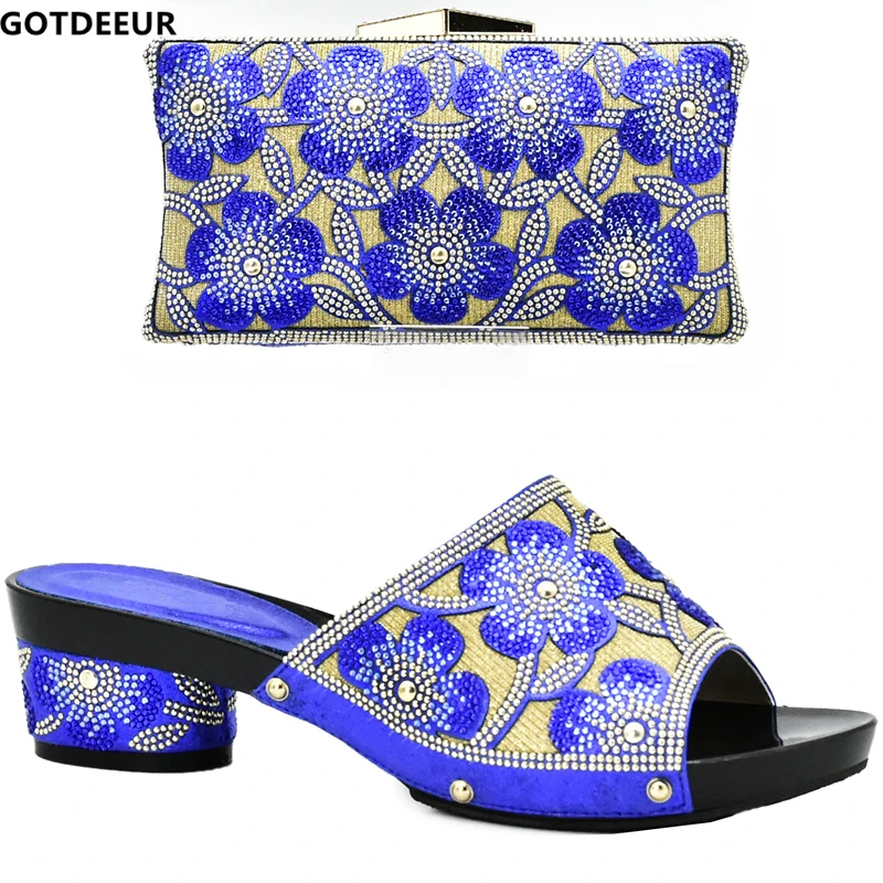Комплект из итальянских женских туфель и сумочки синего цвета украшенные