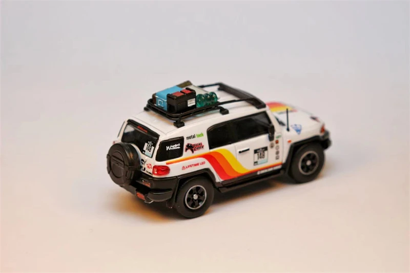 Уличное оружие 1:64 TOYOTA FJ Cruiser белый с аксессуарами литая модель