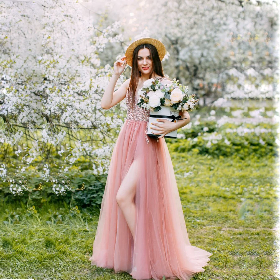 Длинное вечернее платье с v образным вырезом расшитое бисером разрезом спереди