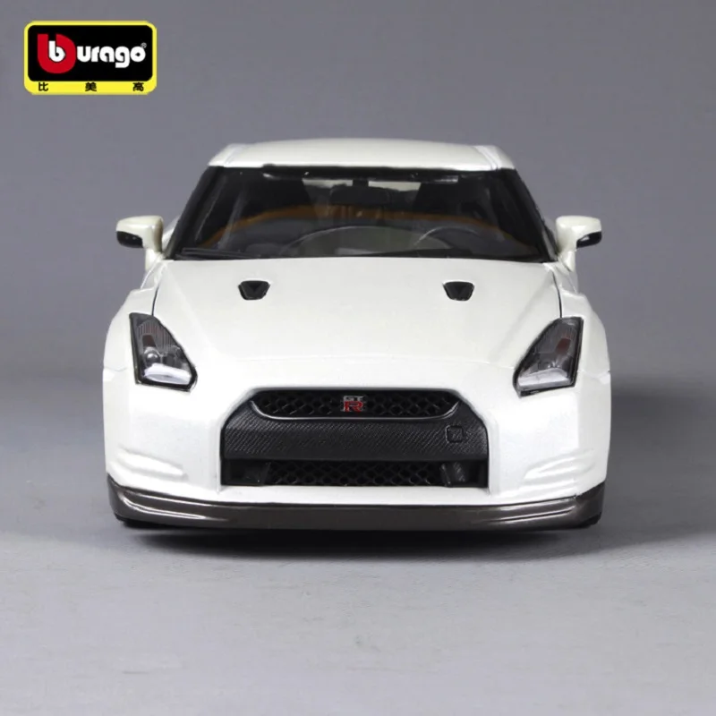 Модель спортивного автомобиля Bburago 1:18 литая модель для Nissan Gtr с управлением
