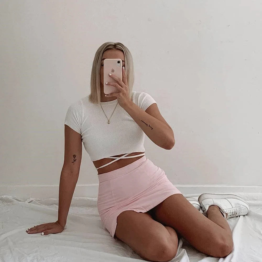 Женская летняя однотонная простая тонкая футболка в рубчик укороченный топ