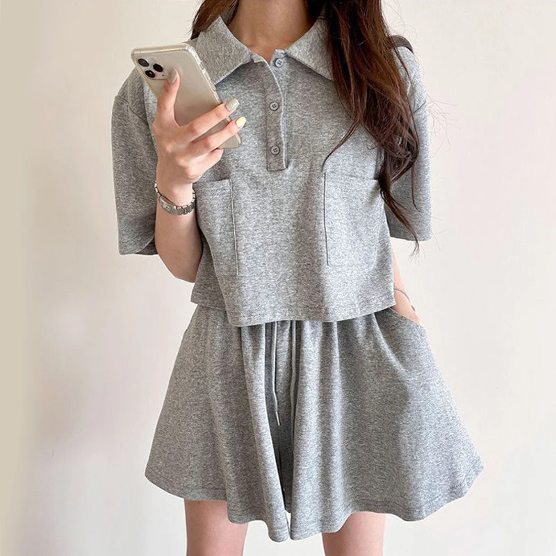 

Корейский шикарный Универсальный костюм-поло с воротником на три пуговицы, свободная футболка с коротким рукавом + повседневные шорты на шн...