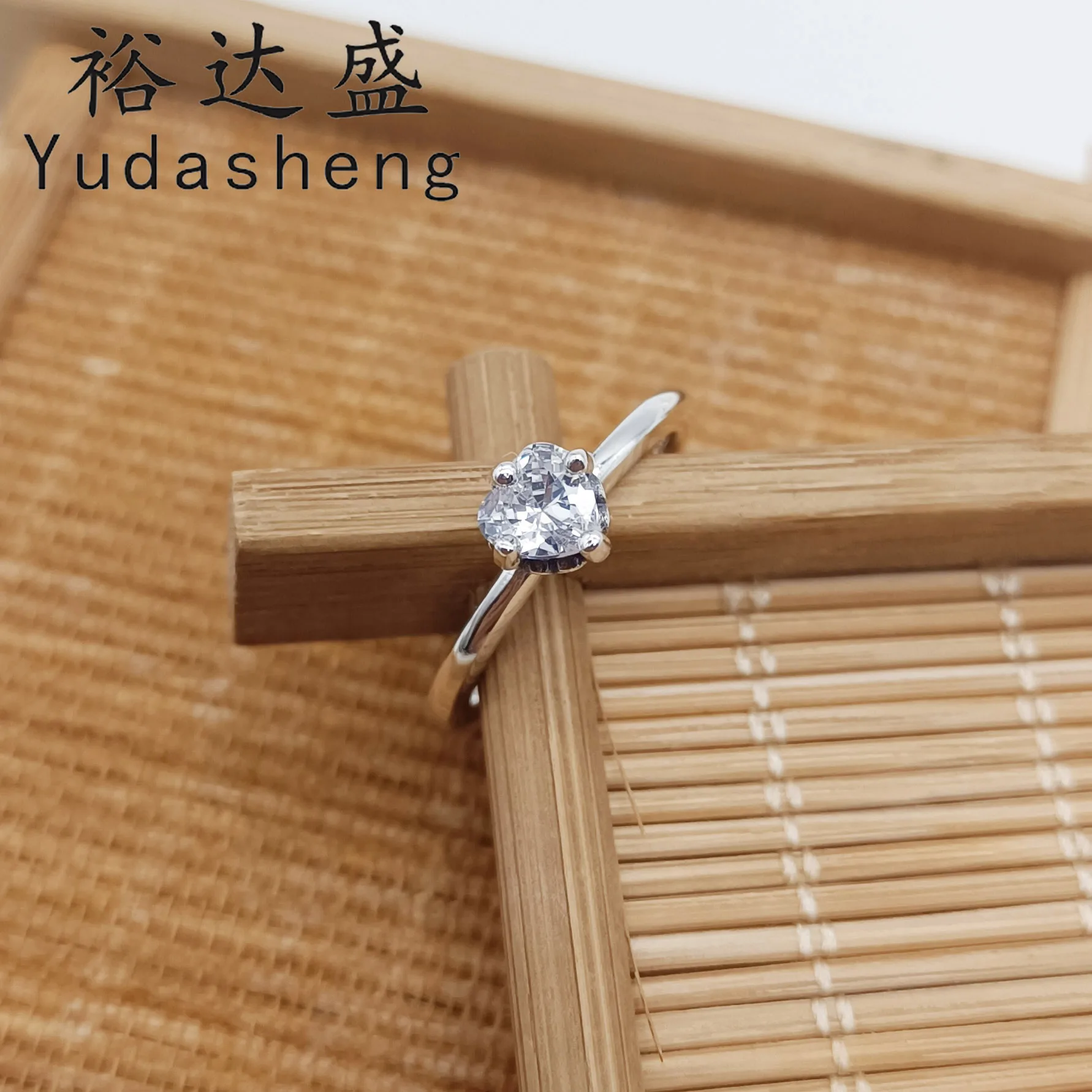 

Valentine's Day Clear Heart Solitaire Ring Is A Symbol of Vows and Promises Suitable for Gifts To Lovers