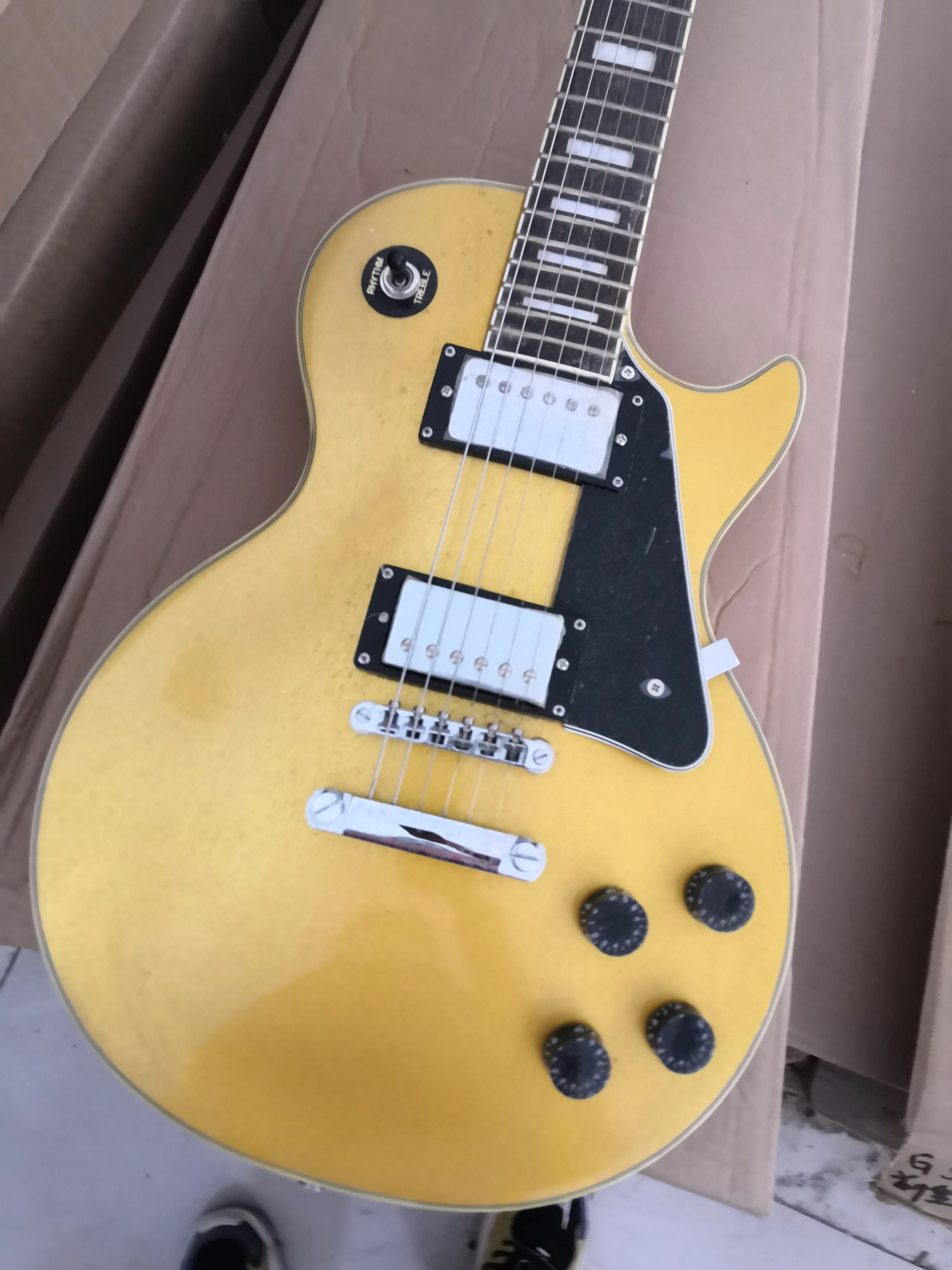 

Chinese guitar factory custom Yellow cream green electric guitar 67