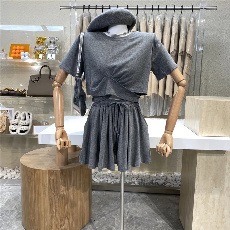 

Костюм из двух предметов для спорта и отдыха, с открытой талией, с короткими рукавами + широкими штанинами с высокой талией и юбкой