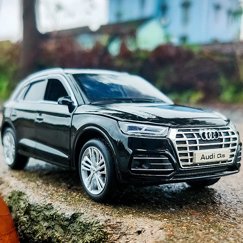 

1:32 AUDI Q5 SUV Alloy Car Model Diecasts Metal Toy Vehicles Car Model High Simulation Sound Light Collection Childrens Toy Gift