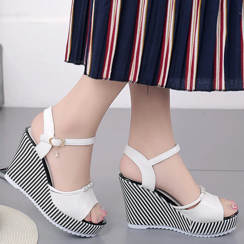 Хорошая Летние женские сандалии на танкетке/платформе Стразы водонепроницаемые