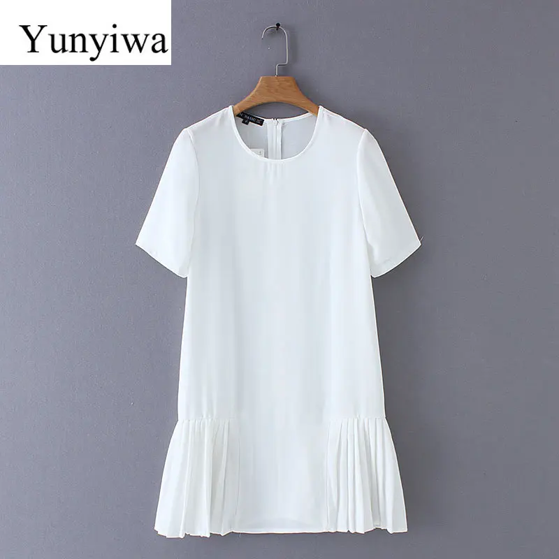 Женское платье с круглым вырезом однотонное плиссированное белое коротким