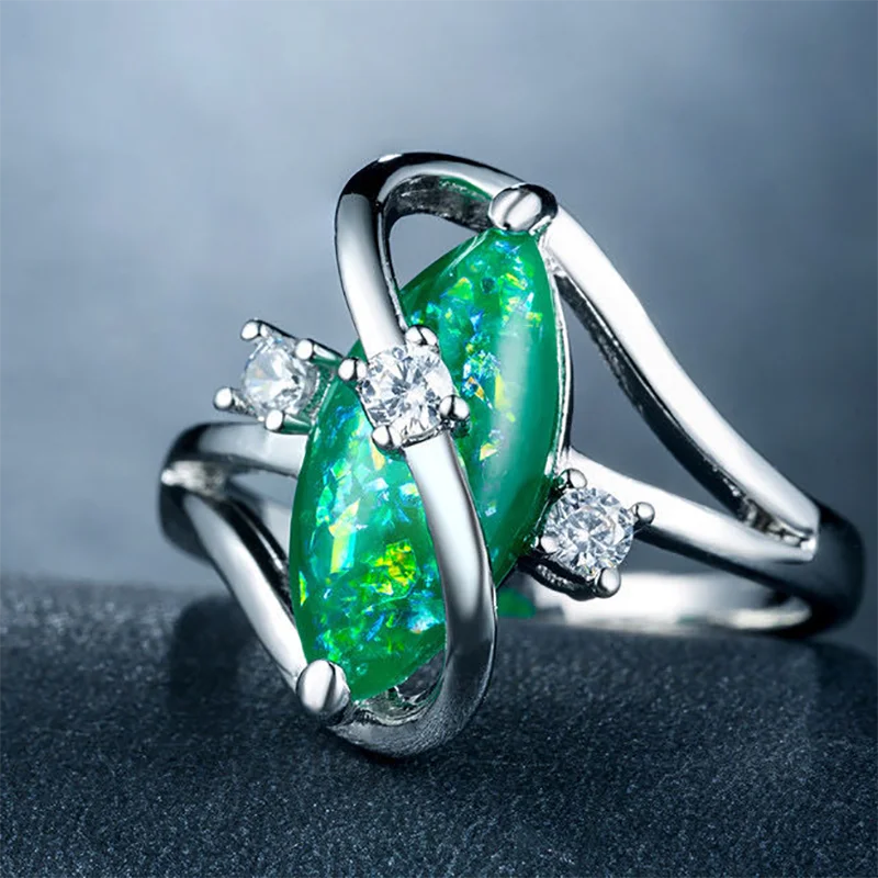 

BAOSHINA Shiny Silver Color Green Oval Crystal Rhinestone Female Wedding Engagement Ring for Women Party Jewelry