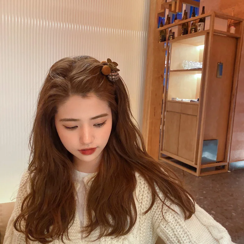 

Осенне-зимний женский зажим для челки