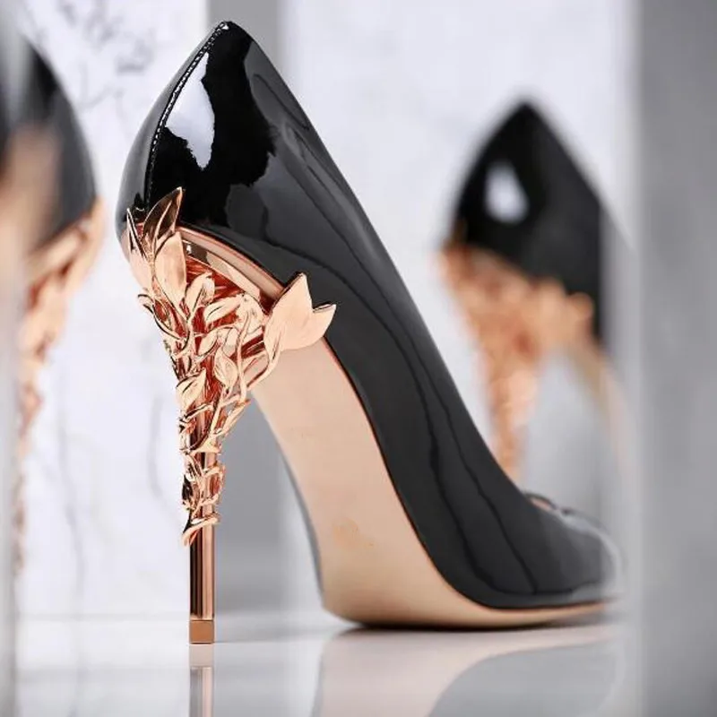 Роскошные женские свадебные туфли украшенные металлическими листьями винограда