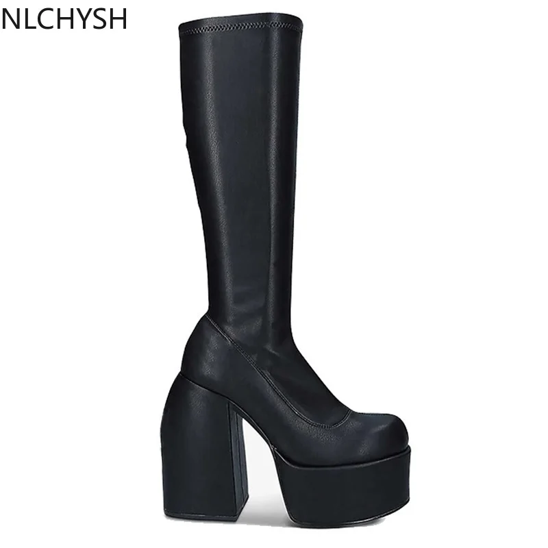Женские сапоги из микрофибры черные высокие до колена на толстой платформе и