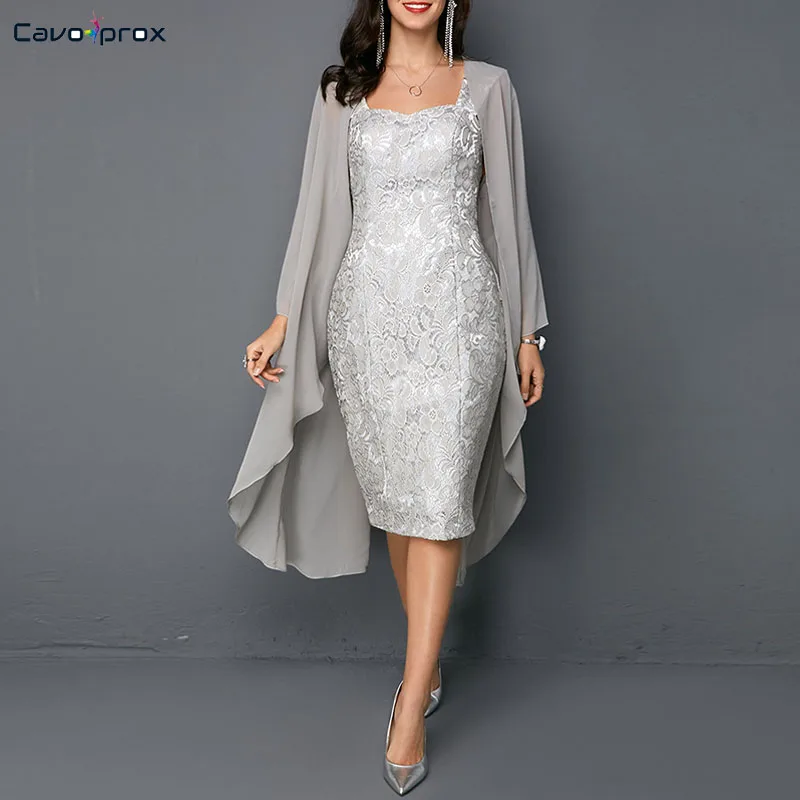 Женское платье футляр без рукавов с открытым передним топом и галстуком на спине