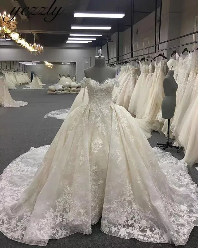 Женское свадебное платье элегантное бальное с открытыми плечами и кружевной