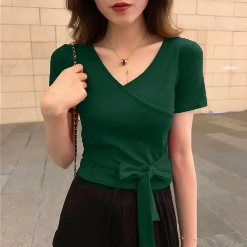 Женская блузка с коротким рукавом однотонная приталенная бантом и V-образным