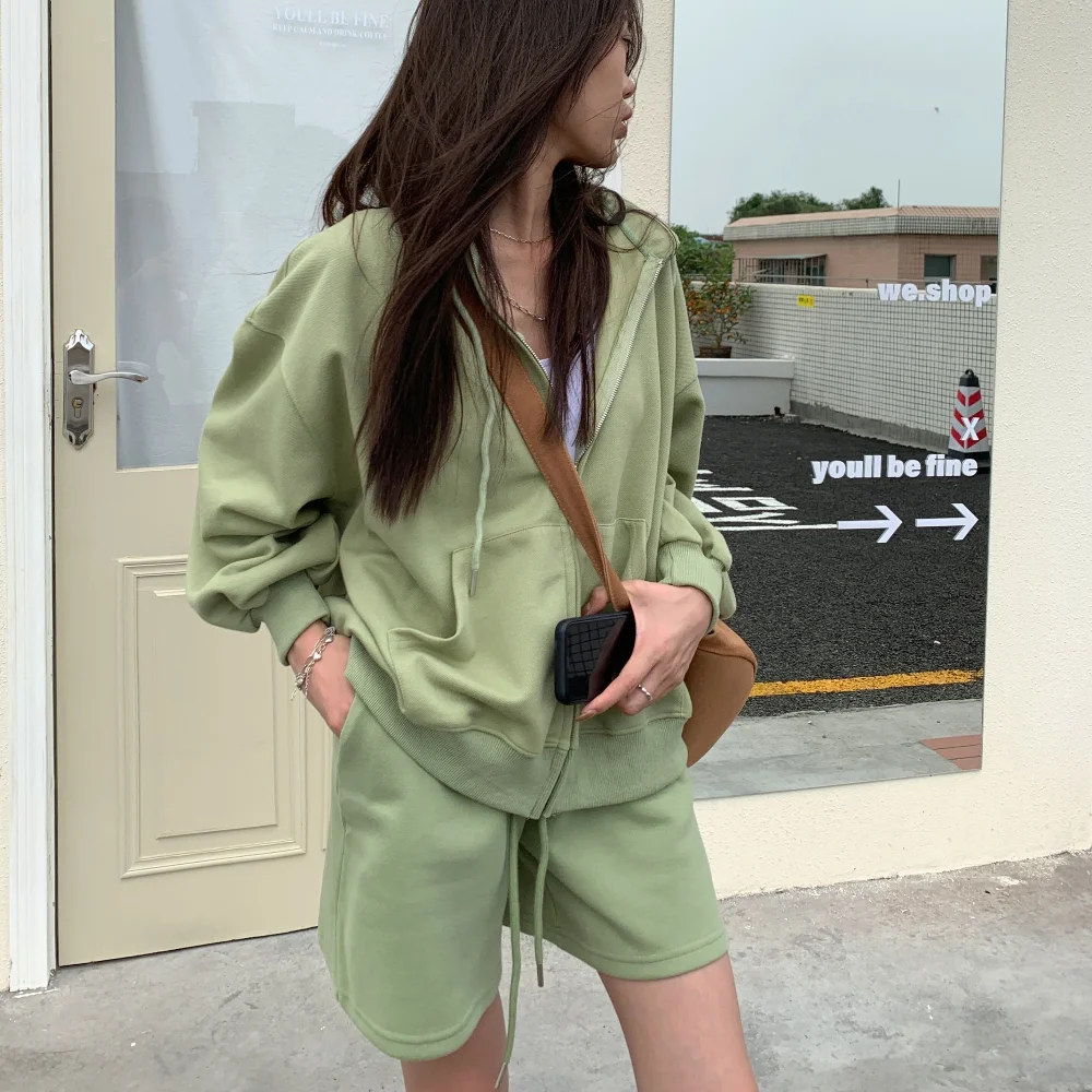

Женский хлопковый спортивный костюм, зеленый повседневный комплект из двух предметов, толстовка с капюшоном и длинным рукавом и шорты на мо...