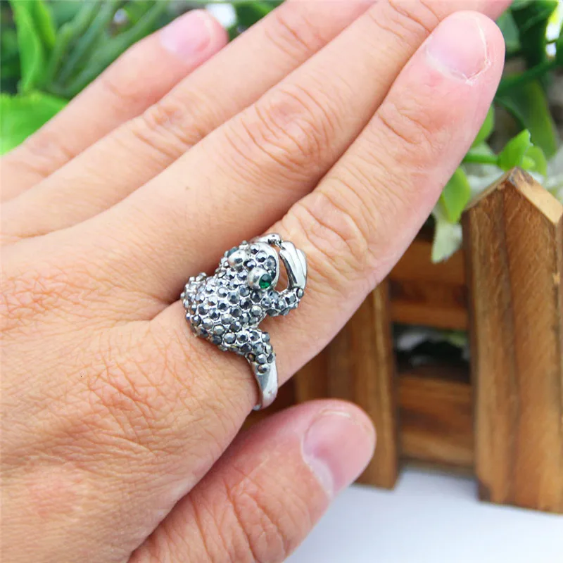 Exotic Frog Rhinestone Rings For Women Vintage Look Antique Silver Plated Animal Fashion Jewelry TR699