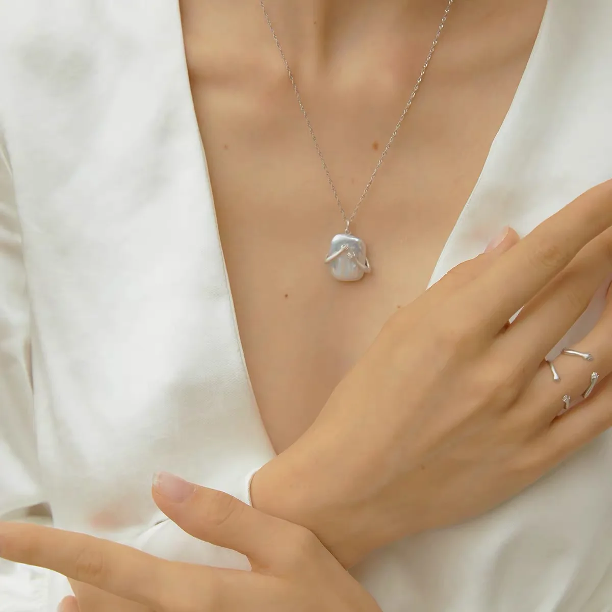 

Новое ожерелье с подвеской из натурального жемчуга в стиле барокко, Очаровательное ожерелье для женщин, модное позолоченное ювелирное изделие 18 карат вечерние праздничный подарок