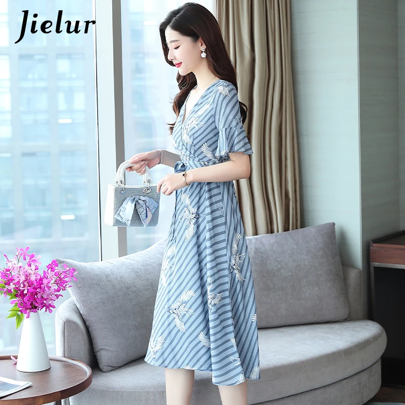 Женское платье в полоску с V-образным вырезом цветочным принтом и оборками |