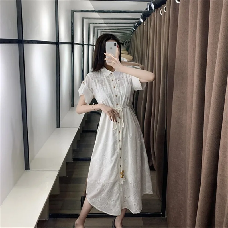 Женское кружевное платье на пуговицах с цветочной вышивкой и отложным