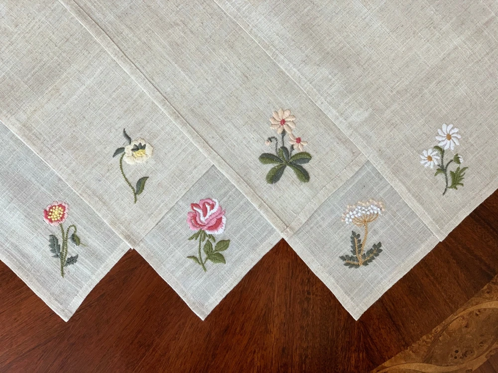 @Varieties flower,  Garden Embroidered linen look napkins, placemats, table mats, Hotel, airbnb, restaurant 40x40cm
