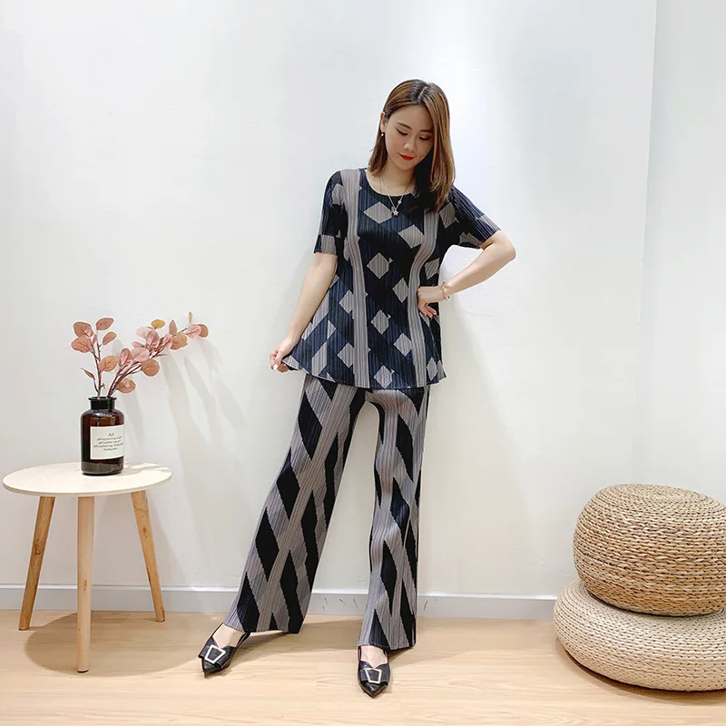 Плиссированный костюм LANMREM с принтом топ короткими рукавами + широкие брюки